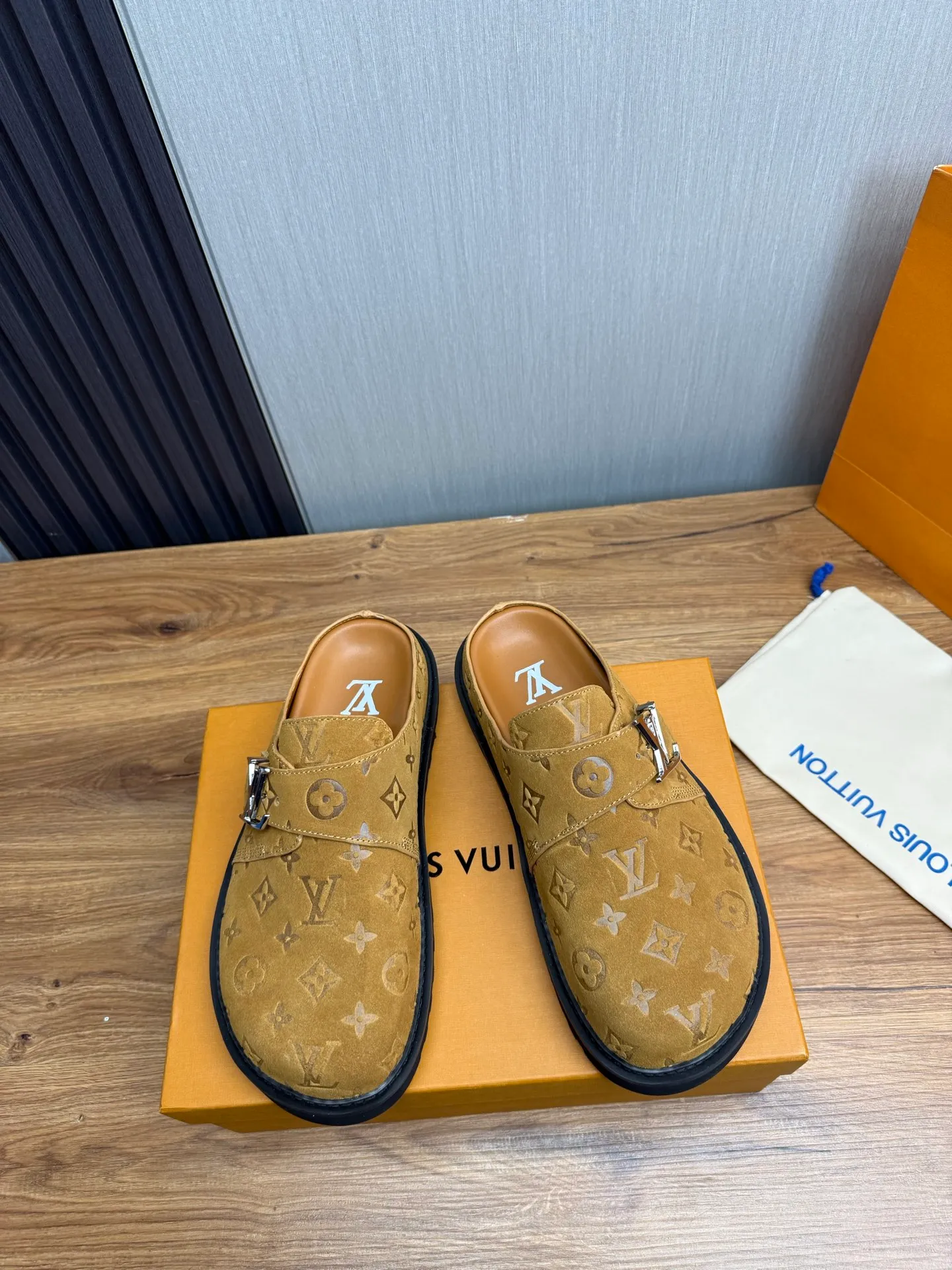 Men's men's shoes 460💰 Lv. Popular couple slippers hot sale🩷💚 🩴Official website one to one production 35-45 sizes 45 46 🉑️Customized!